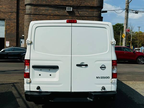 2019 Nissan NV 2500 HD SV de 2 dueños con estantes - $9,900 (Brooklyn)63654717423873124
