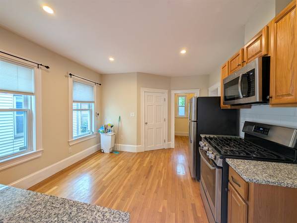 $2,400 / 1br - Modern K&B ** Central AC ** Dining Room/Office ** Free Dedicated W/D (Cambridge \ Davis Sq. \ N. Cambridge)63797254568835122