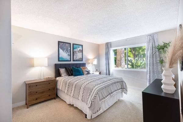 $2,696 / 2 habitaciones - 858 pies² - Área de asientos con foso de fuego, pisos estilo madera, 2B/1B (13409 Midland Rd, Poway, CA)63663904468865124