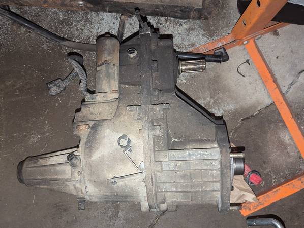 226GM Transfer case from 2002 GMC Envoy 1