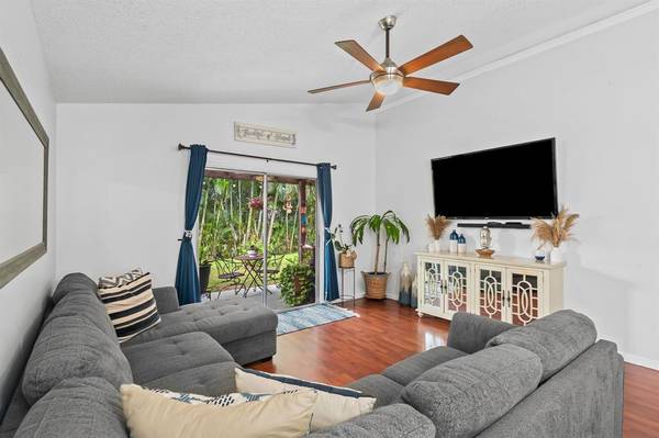 $399,000 / 2br - 1103ft2 - Move-In Ready 2 Bedroom 2 Bathroom Tropical Retreat! (West Palm Beach)63379613388929121