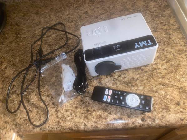 PROJECTOR 720P HD MINT CONDITION WITH WARRANTY! 1