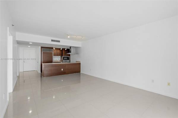 $3,250 / 1br - 984ft2 - Stylish 1bd Condo in Icon Brickell No Two, Miami (Miami)64001845990275122