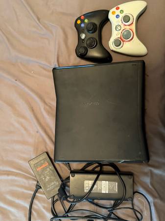 XBOX 360 With 2 Controllers 1