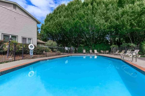 $1,400 / 1br - 470ft2 - Beautiful views from your new 1 Bed, 1 Bath! 470 Sq Ft! (Seattle)63688531821443124