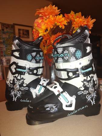 WOMEN'S SALOMON SKI BOOTS- NEW (Old Stock) 1