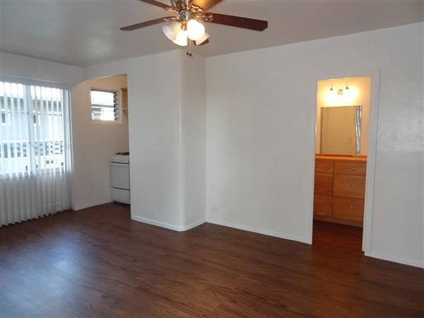 $1,595 / 380ft2 - Lush Landscaping, Convenient Location, Refrigerator (Oahu)63939533172354120