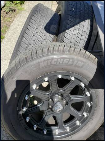 Chevy GMC Dodge aro 18 pulgadas 5 agujeros y neumáticos - $950 (Tacoma)63471419258113122