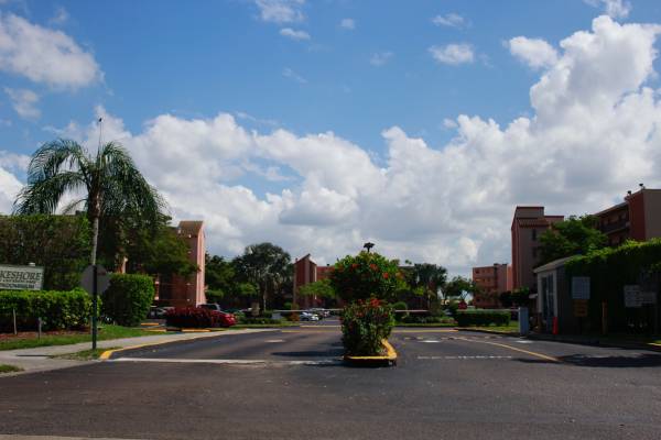 $1,875 / 2br - $1875 PHENOMENAL 2b/2b IN LAKESHORE (MIRAMAR)64002014417923120