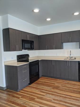 $2,690 / 1br - 797ft2 - Peacful nights on the rooftop and incredible fitness sessions at home! (Lower Queen Anne)63852483716609120