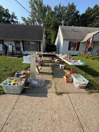 Garage sale on wetzel Avenue in cleveland (Cleveland)63686659928963120