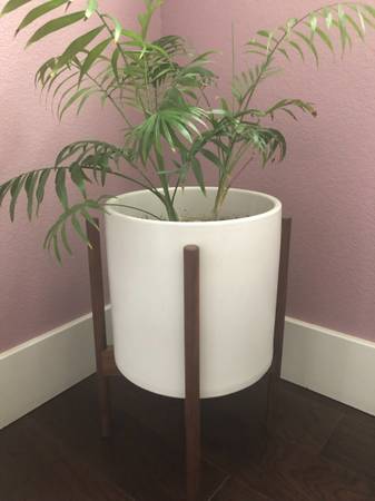 Planters/Ceramic White planter with stand 1