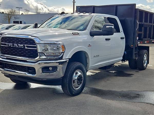 2023 RAM SLT Crew Cab - Photo 3