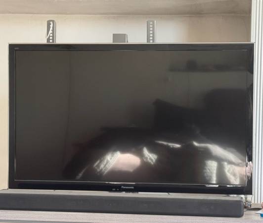 Panasonic TC-L42E50 LED TV 1