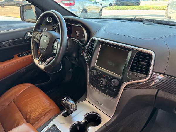 2015 Jeep Grand Cherokee SRT 4WD 6.4L Hemi V8 completamente equipado con pocos kilómetros - $30,99063619955231363122