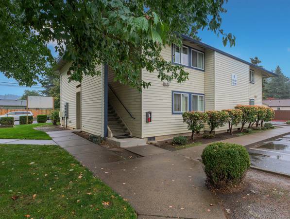 $1,450 / 2br - Quiet, Quaint & Pet Friendly - Open Kitchen with Updated Appliances (Rockwood Area)63999315366787123
