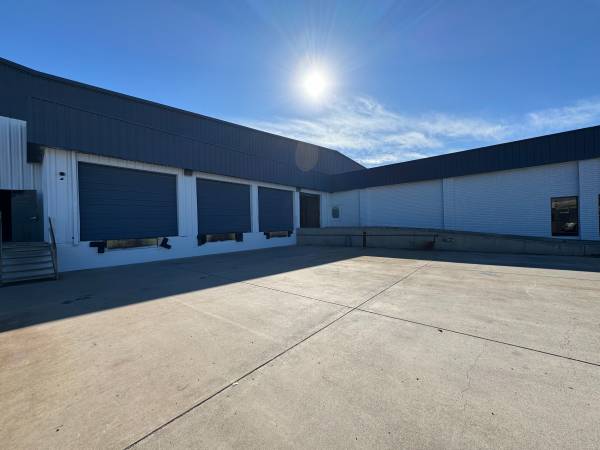 $4,995 / 5000ft2 - C-3 WAREHOUSE W/ 14' OVERHEAD DOOR & DOCK DOOR ACCESS (28TH AVENUE & INDIAN SCHOOL)64024823450497124