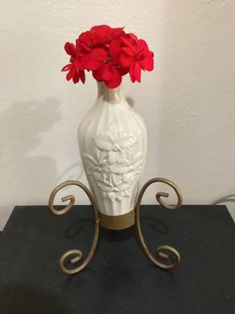 Beautiful porcelain vase with stand 1