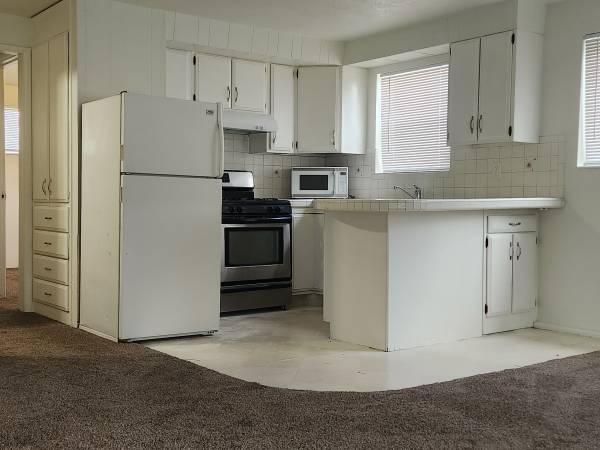 $1,235 / 2br - 1000ft2 - CUTE FOURPLEX CLOSE TO SHOPPING - 6960 S 900 E Unit 1, Midvale (Magna)63670990492419124