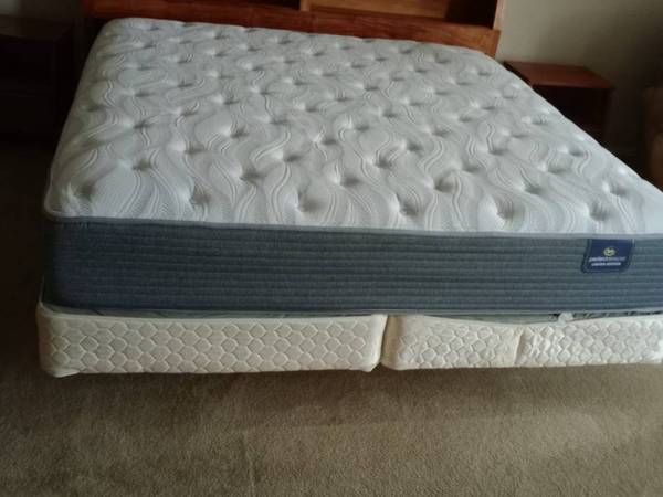Serta Perfectsleeper King Size Mattress and Box Springs 1
