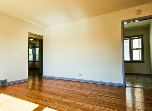 $1,300 / 2br - 800ft2 - Top floor in Belmont Craigin! Sunny, spacious, AC, hardwoods, laundry (5950 W Schubert 2W)63918532885507124