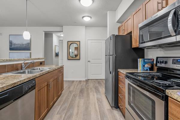 $1,915 / 2br - 1077ft2 - Iluminación Colgante de Acento, Zona de Juegos, Estaciones para Mascotas (1099 NW Ordonez Pl, Hillsboro, OR)63672654253827121