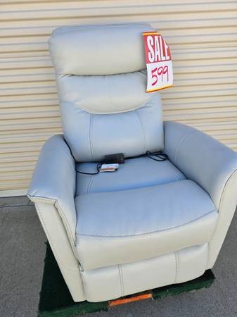 Power recliner white leather - $540 (Modesto)63471298961537120