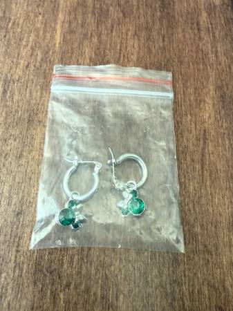 Nuevos pendientes de aro colgantes con cristal peridoto de Minnie Mouse de Disney - $10 (Studio City)63470444990211121