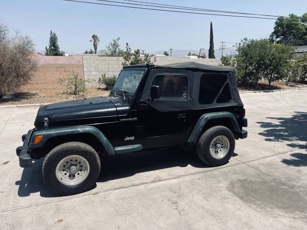 Jeep Wrangler 4x4, transmisión manual de 5 velocidades - $4.300 (Fontana)63440201094659124