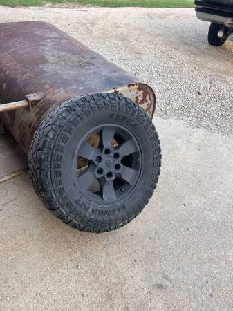 4runner rims and tires LT285/70R17 1