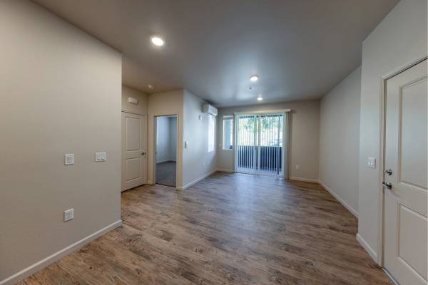 $1,062 / 1 hab - 615 pies² - Ventiladores de techo en sala de estar, sala exterior amplia, 1 habitación (2355 Clear Acre Ln, Reno, NV)63682237927427120