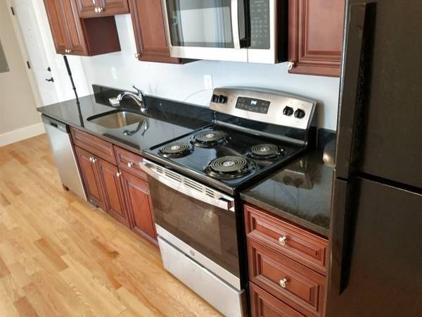 $2,600 / 2br - ¡Excelente edificio! 2 habitaciones! 1.5 baños! ¡Watertown SQ! Estacionamiento! Descontaminado de plomo! Lavandería! (Watertown Square)63856338683395122