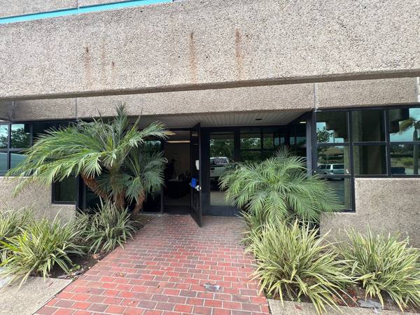 $11,039 / 8300ft2 - Warehouse with dock!  CHEAP Lease Rate! (Chula Vista)64217141865859122