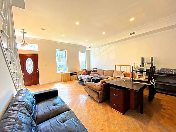 $1,200 / 4br - 4 Rooms Available in a Massive House with a Private Backyard (Brooklyn)64033457887617120