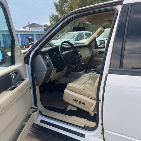 2015 Ford Expedition - Dealmaker Auto Sales - - $6,495 (DEALMAKER AUTO SALES -)63470255694721122