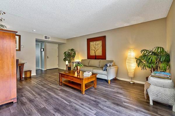 $1,935 / 1br - 715ft2 - Ceiling Fans, Evening Patrol and Monitoring, Poolside Gas Grills (Riverside)64028082085763121