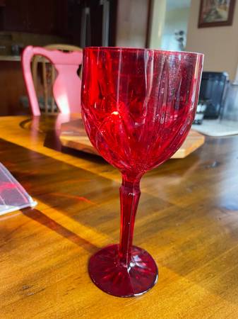 Red stemmed holiday drink glasses 1