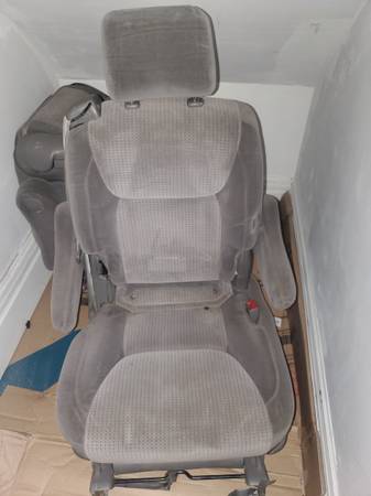 TOYOTA SIENNA 2 MIDDLE ROW SEAT 1