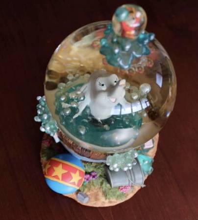 Disney Dumbo snow globe 1