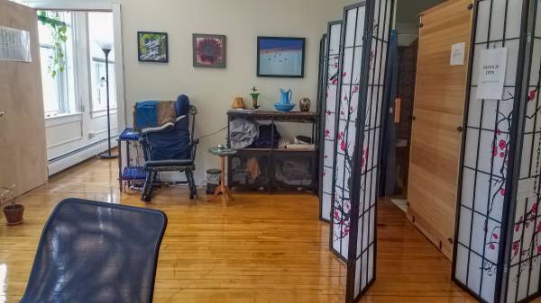 $125 / 750ft2 - Beautifully Furnished Bright and Sunny Office Space-Seeking Subletter (Downtown Greenfield)64181050184065121