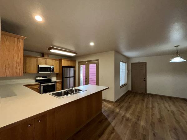 $2,665 / 4br - 2238ft2 - 1051 E Cascade - Oferta de mudanza - Casa de 4 dormitorios / 2.5 baños (Sisters)63839289729025123