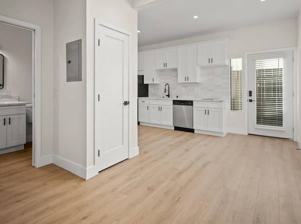 $2,695 / 2br - Stainless Appliances - Incl WD - Close To Restaurants, Shops & More (San Diego)63998601699587124