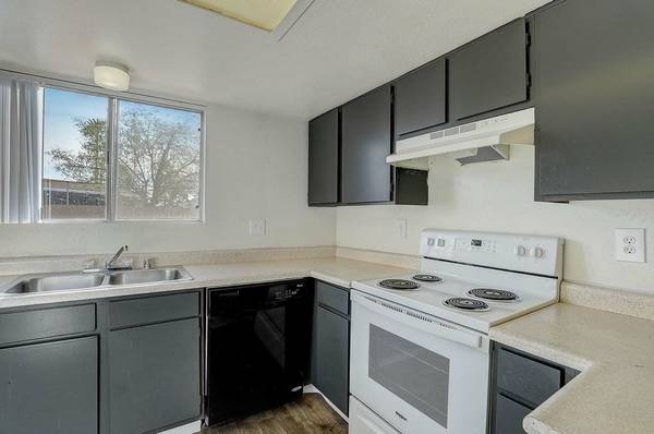 $1,150 / 2br - 930ft2 - Close to Schools, Ceiling Fan, Refrigerator (5101 E Twain Ave, Las Vegas, NV)63859502119425124