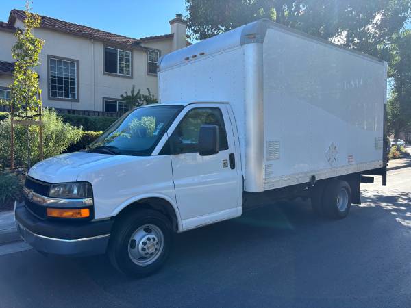 2015 CHEVY EXPRESS 3500 V8 GASOLINA CAMIÓN DE 14 FT CON PUERTA ELEVADORA Y PUERTA LATERAL - $18,995 (¡MANEJA UN POCO Y AHORRA MUCHO EN SAN JOSÉ! FINANCIAMOS CON MAL CRÉDITO)63483225056257122
