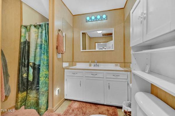 $420,000 / 2br - 800ft2 - Experience Serene Lakefront Living in this Cozy Home (Dandridge)64278777151491123