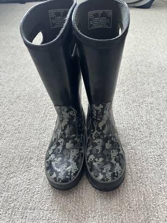 Youth Size 3 Rainboots 1