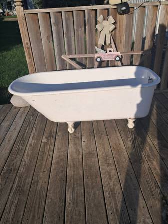Clawfoot tub 1