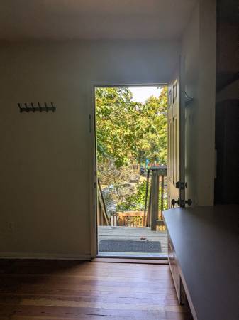 $1,875 / 3br - Unique, rare 3 bdrm upper level apartment (Woodlawn)64039223518594122