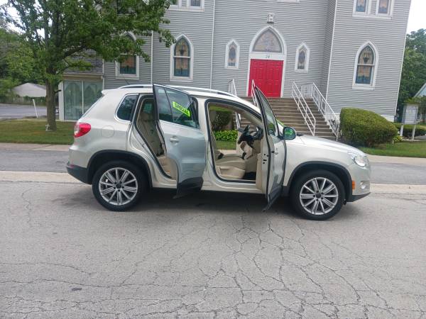 2011 VOLKSWAGEN TIGUAN 2.OT 4 MOTION - $4,798 (Steger Illinois)63618755793537122