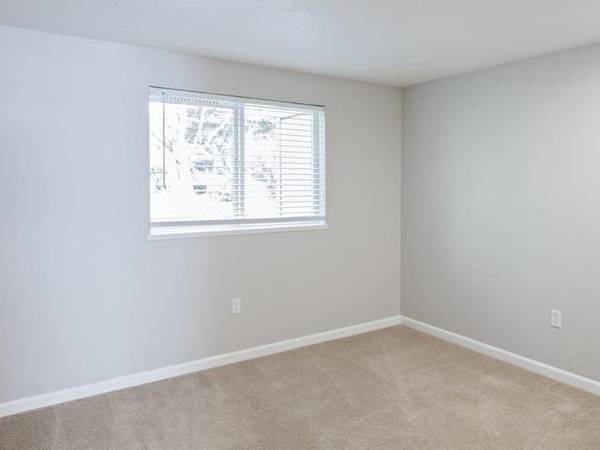 $1,565 / 2br - 900ft2 - Cocina completamente equipada con electrodomésticos de acero inoxidable (Gresham)63672564450433121